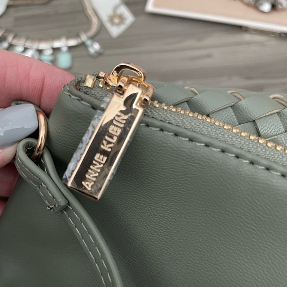 ✨🎁🎁Anne Klein Green Woven Tote Bag with Pouch✨NEW - Picture 10 of 14